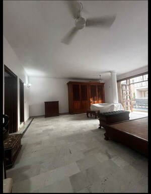 Room in 6+ BHK Independent House at Maharani Bagh – for Sale