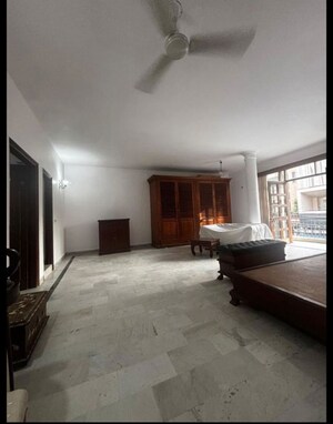 Parking in 6+ BHK Independent House at Maharani Bagh – for Sale