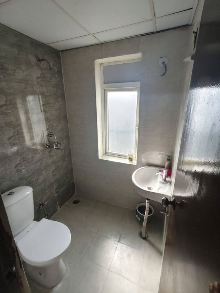 Bathroom, amrapali-terrace-homes 2.5 Bedroom 990 Sq.Ft. Apartment In Tech Zone 4 Greater Noida Greater Noida 10640035