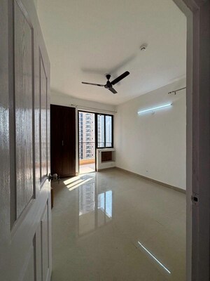 Room in 3 BHK Apartment at Amrapali Verona Heights, Tech Zone 4 Greater Noida – for Sale