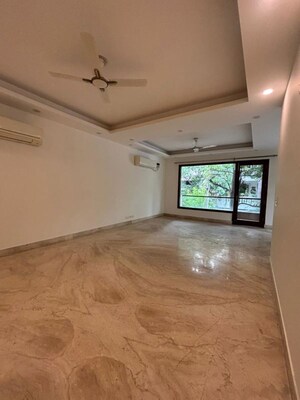 Room in 3 BHK Builder Floor at Navjeevan Vihar – for Rent