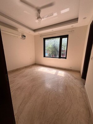 Room in 3 BHK Builder Floor at Navjeevan Vihar – for Rent