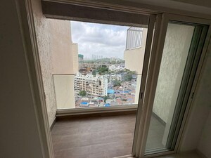 Room in 2 BHK Apartment at Kalpataru Vivant, Jogeshwari East – for Rent