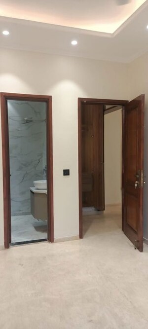 Room in 3 BHK Builder Floor at Shivalik Colony – for Rent