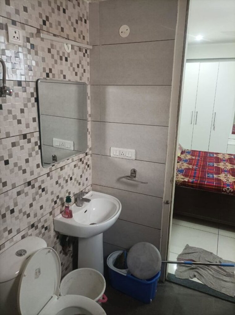 Bathroom, highland-park-chandigarh 3 Bedroom 1950 Sq.Ft. Apartment In Bhabat Zirakpur 10640174