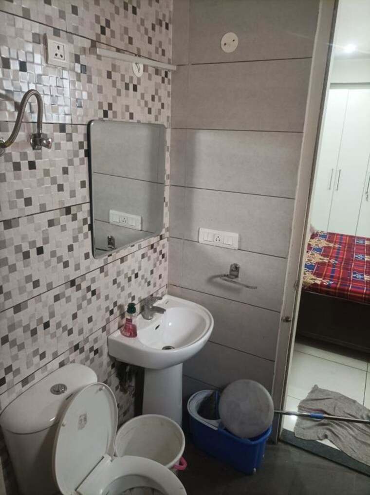 Bathroom, highland-park-chandigarh 3 Bedroom 1950 Sq.Ft. Apartment In Bhabat Zirakpur 10640174