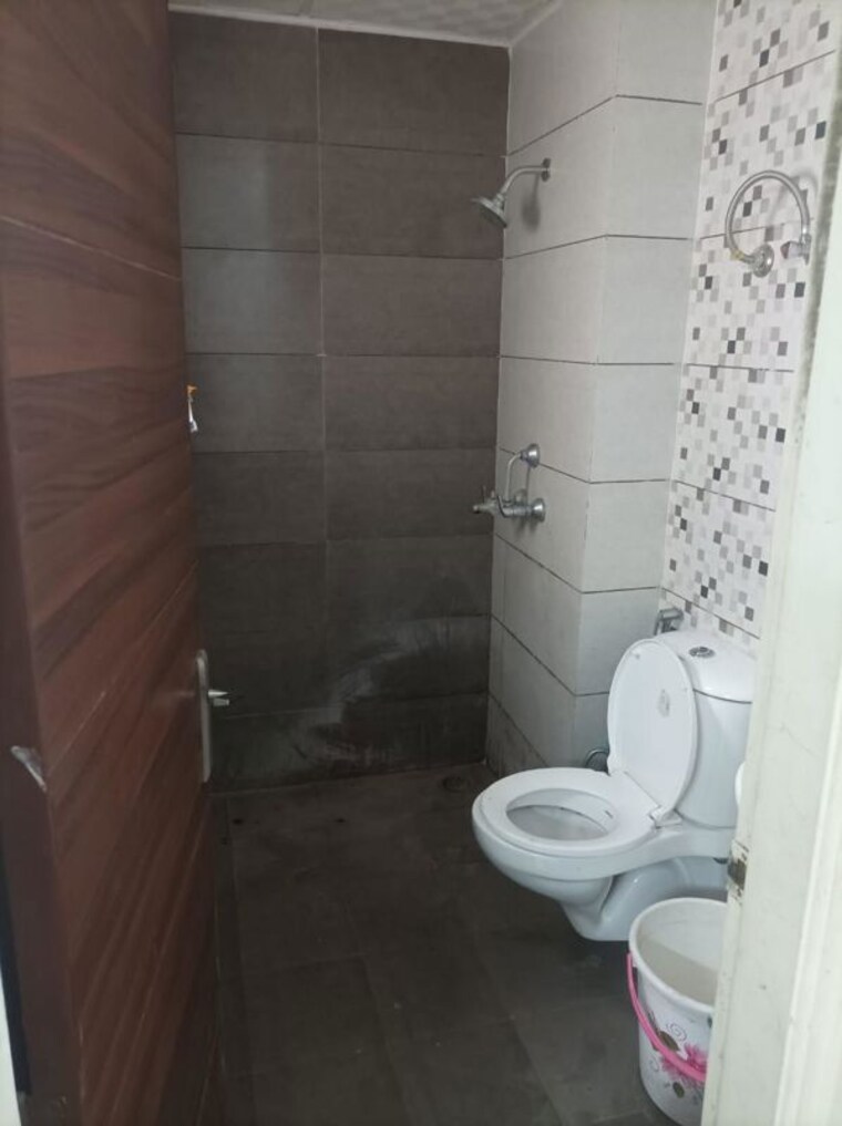 Bathroom, highland-park-chandigarh 3 Bedroom 1950 Sq.Ft. Apartment In Bhabat Zirakpur 10640174