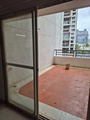 Room in 3 BHK Apartment at Kolte Patil Stargaze, Bavdhan – for Rent