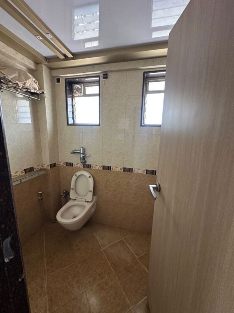 Bathroom, laxman-jhoola-apartment 3 Bedroom 1000 Sq.Ft. Apartment In Andheri West Mumbai 10640209