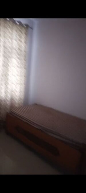 Room in 3 BHK Apartment at Omaxe R2, Gomti Nagar – for Rent