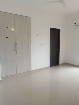 Room in 3 BHK Apartment at Shri Radha Aqua Garden, Sector 16b Greater Noida – for Rent