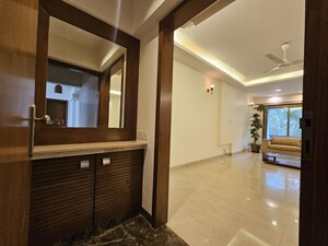 Room in 3 BHK Apartment at Bandra West – for Rent