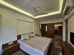 Room in 3 BHK Apartment at Bandra West – for Rent