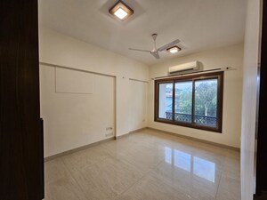 Room in 3 BHK Apartment at Bandra West – for Rent