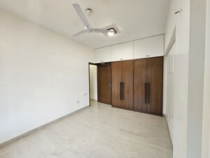 Room in 3 BHK Apartment at Bandra West – for Rent