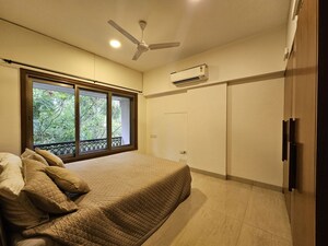 Room in 3 BHK Apartment at Bandra West – for Rent