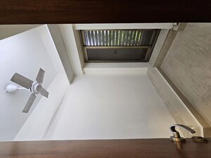 Room in 3 BHK Apartment at Bandra West – for Rent