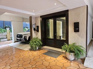 Parking in 3 BHK Apartment at Bandra West – for Rent