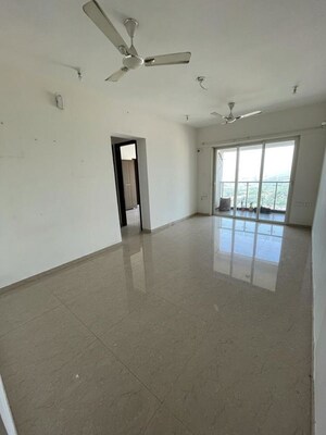 Room in 2 BHK Apartment at JP Decks, Goregaon East – for Rent