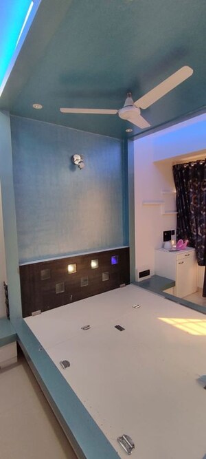 Furnished Amenities in 2 BHK Apartment at Shah Arcade II, Malad East – for Rent