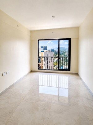 Room in 2 BHK Apartment at Paradigm Antalya, Oshiwara – for Rent