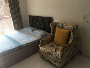 Room in 2 BHK Apartment at Khar West – for Rent