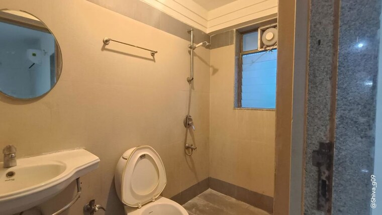 Bathroom, lokhandwala-harmony 2 Bedroom 800 Sq.Ft. Apartment In Worli Mumbai 10640486