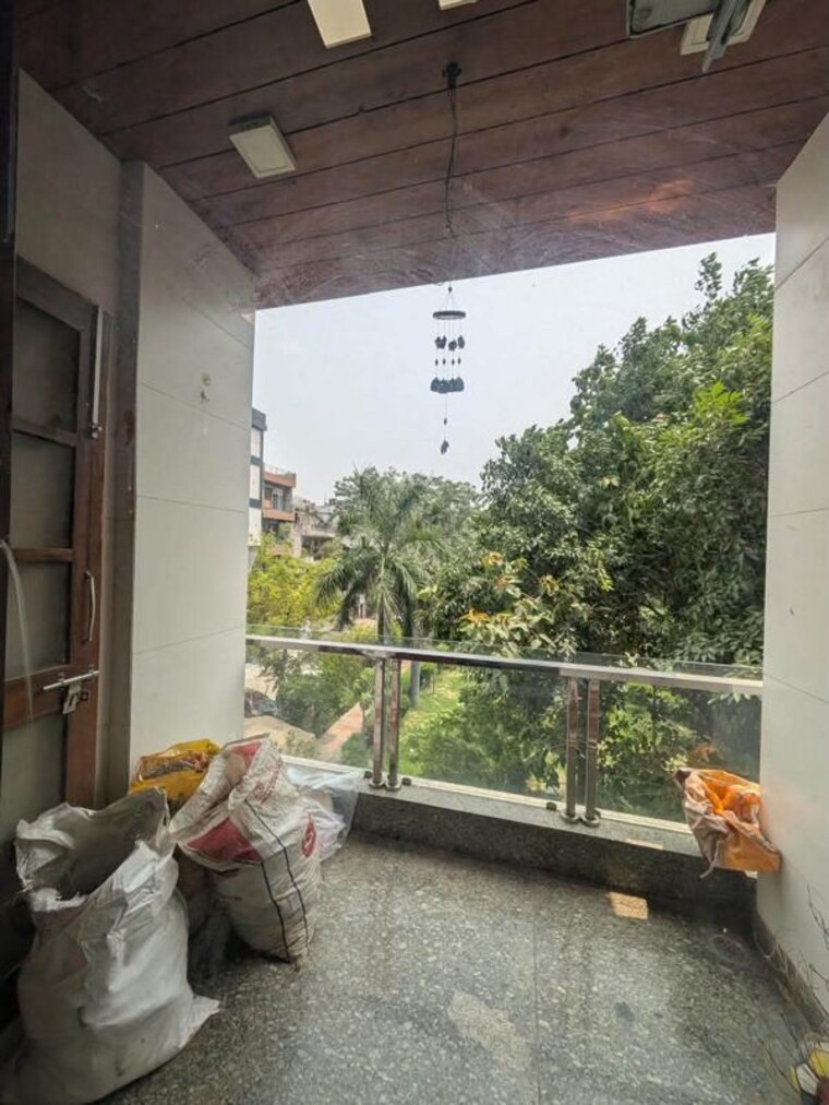 Balcony, freedom fighters enclave 2 Bedroom 1100 Sq.Ft. Apartment In Freedom Fighters Enclave Delhi 10640546