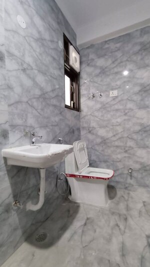 Bathroom in 1 BHK Apartment at Saket – for Rent