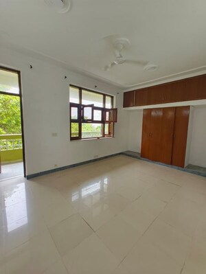 Room in 3 BHK Apartment at Unitech Infospace, Sector 21 – for Rent