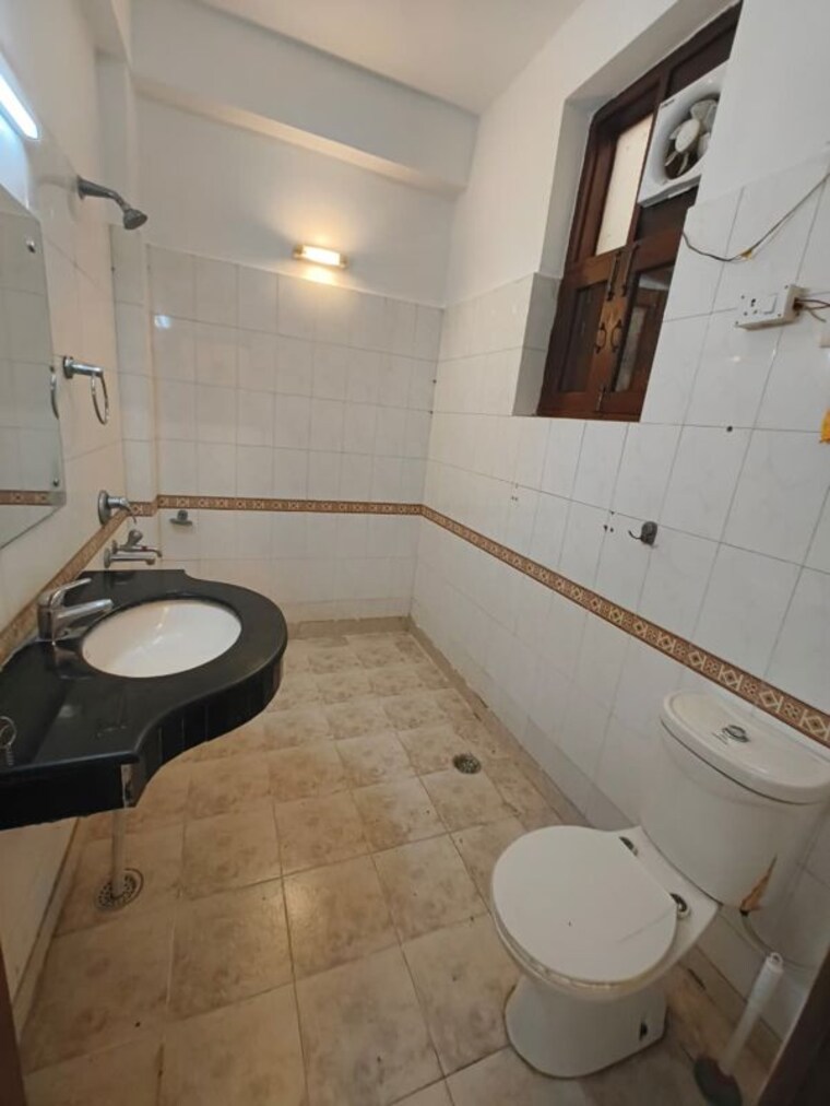 Bathroom, unitech-infospace 3 Bedroom 520 Sq.Ft. Apartment In Sector 21 Gurgaon 10640576