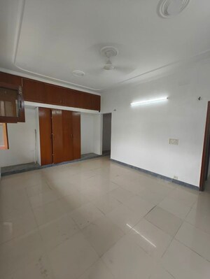 Room in 3 BHK Apartment at Unitech Infospace, Sector 21 – for Rent