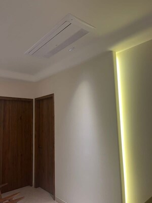 Room in 3 BHK Builder Floor at Rajouri Garden – for Rent