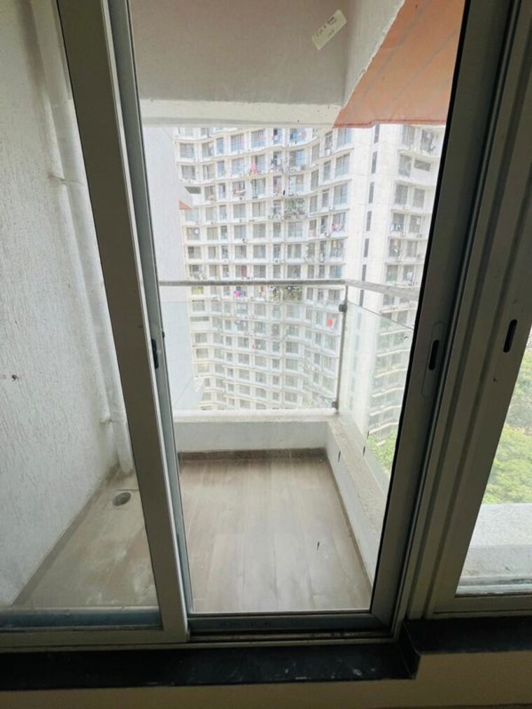 Balcony, je-and-vee-madhuban 3.5 Bedroom 1000 Sq.Ft. Apartment In Malad East Mumbai 10640608