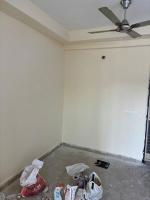 Room in 3 BHK Apartment at Nirala Greenshire, Sector 2 Greater Noida – for Sale