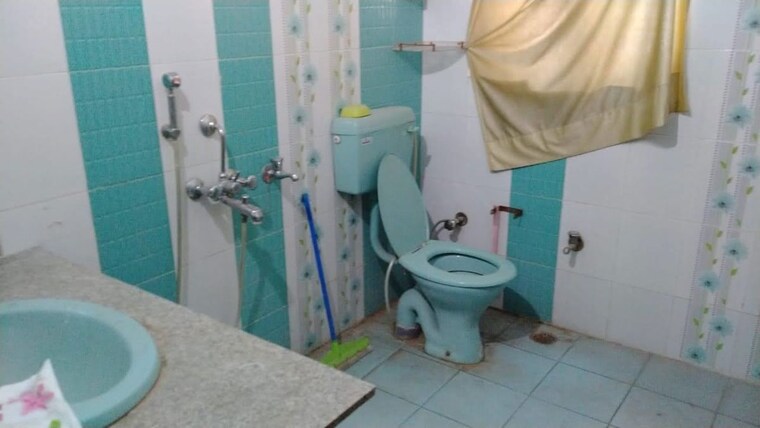 Bathroom, jakhan rajpur road 4 Bedroom 400 Sq.Yd. Independent House In JakhaN Rajpur Road Dehradun 10640679