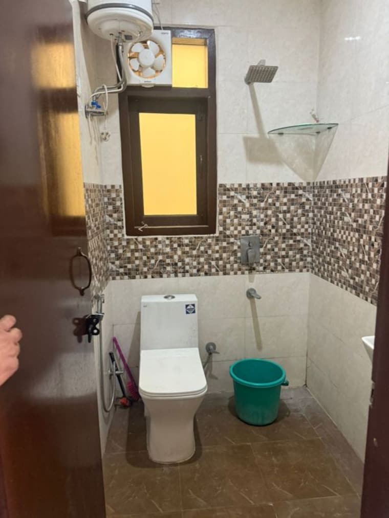 Bathroom, freedom fighters enclave 2 Bedroom 950 Sq.Ft. Builder Floor In Freedom Fighters Enclave Delhi 10640705