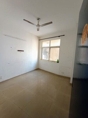 Room in 3.5 BHK Villa at Amrapali Riverview, Amrapali Leisure Valley – for Rent