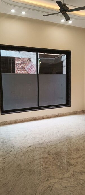 Room in 4 BHK Villa at Vasant Kunj – for Rent