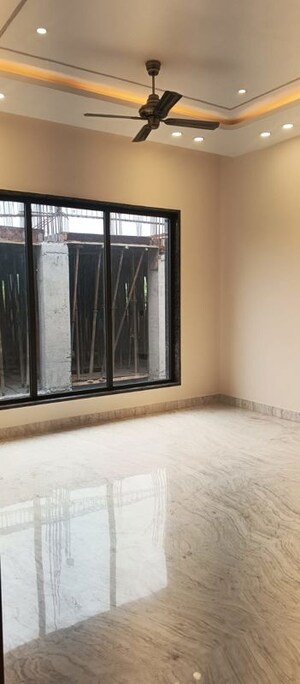Room in 4 BHK Villa at Vasant Kunj – for Rent