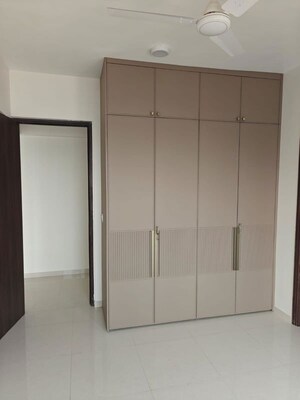 Room in 3 BHK Apartment at Kalpataru Magnus, Bandra East – for Rent