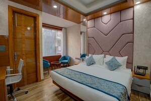 Bedroom in 1 BHK Builder Floor at Dlf City Phase 3 – for Rent