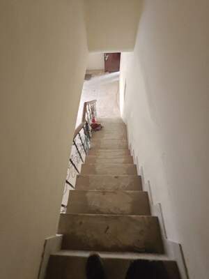 Staircase in 3 BHK Builder Floor at DLF Royale Residences, Dlf Phase I – for Rent