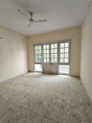 Room in 3 BHK Builder Floor at DLF Royale Residences, Dlf Phase I – for Rent