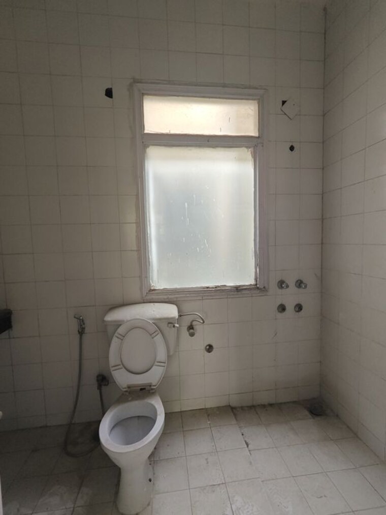 Bathroom, dlf-royale-residences 3 Bedroom 300 Sq.Yd. Builder Floor In Dlf Phase I Gurgaon 10640903