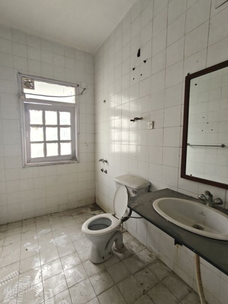 Bathroom, dlf-royale-residences 3 Bedroom 300 Sq.Yd. Builder Floor In Dlf Phase I Gurgaon 10640903