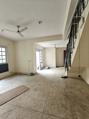 Room in 3 BHK Builder Floor at DLF Royale Residences, Dlf Phase I – for Rent