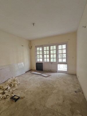 Room in 3 BHK Builder Floor at DLF Royale Residences, Dlf Phase I – for Rent