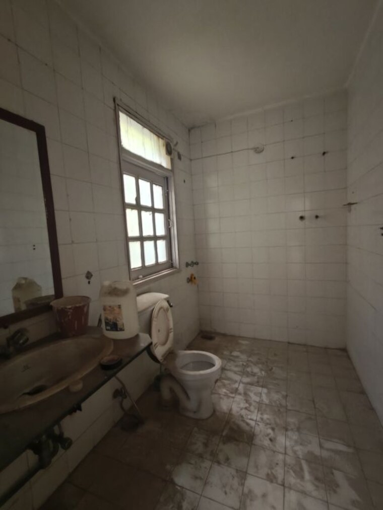 Bathroom, dlf-royale-residences 3 Bedroom 300 Sq.Yd. Builder Floor In Dlf Phase I Gurgaon 10640903