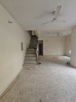 Building Lobby in 3 BHK Builder Floor at DLF Royale Residences, Dlf Phase I – for Rent